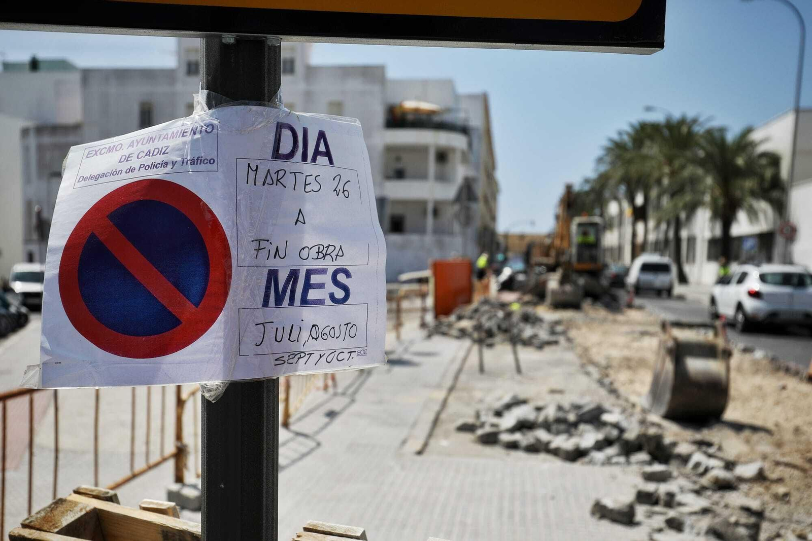 Cartel anunciador de las obras que se desarrollan en la zona de la Caleta.