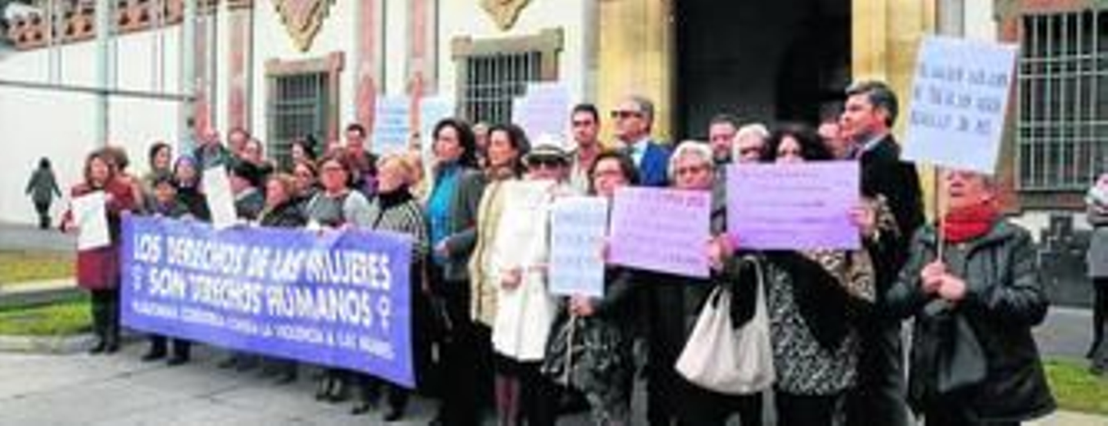 Asistentes a la concentración contra la violencia a las mujeres, ayer en la entrada principal de la Diputación.