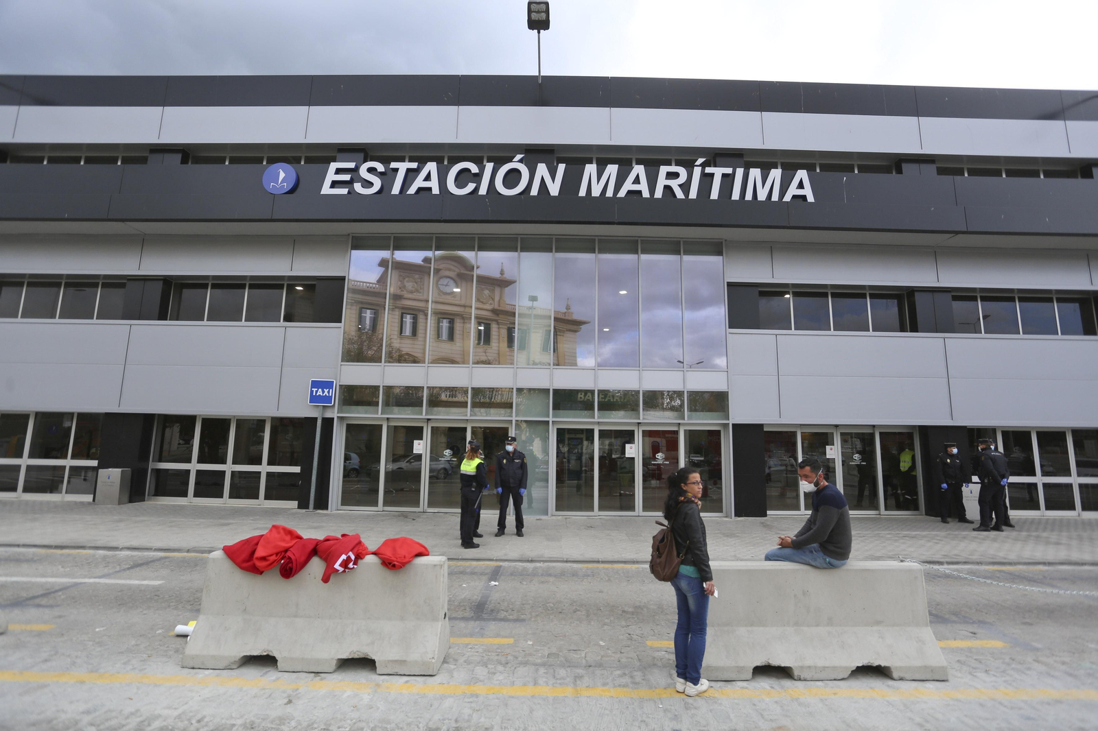 La UME desinfecta en Málaga la estación de autobuses y el puerto, en fotos