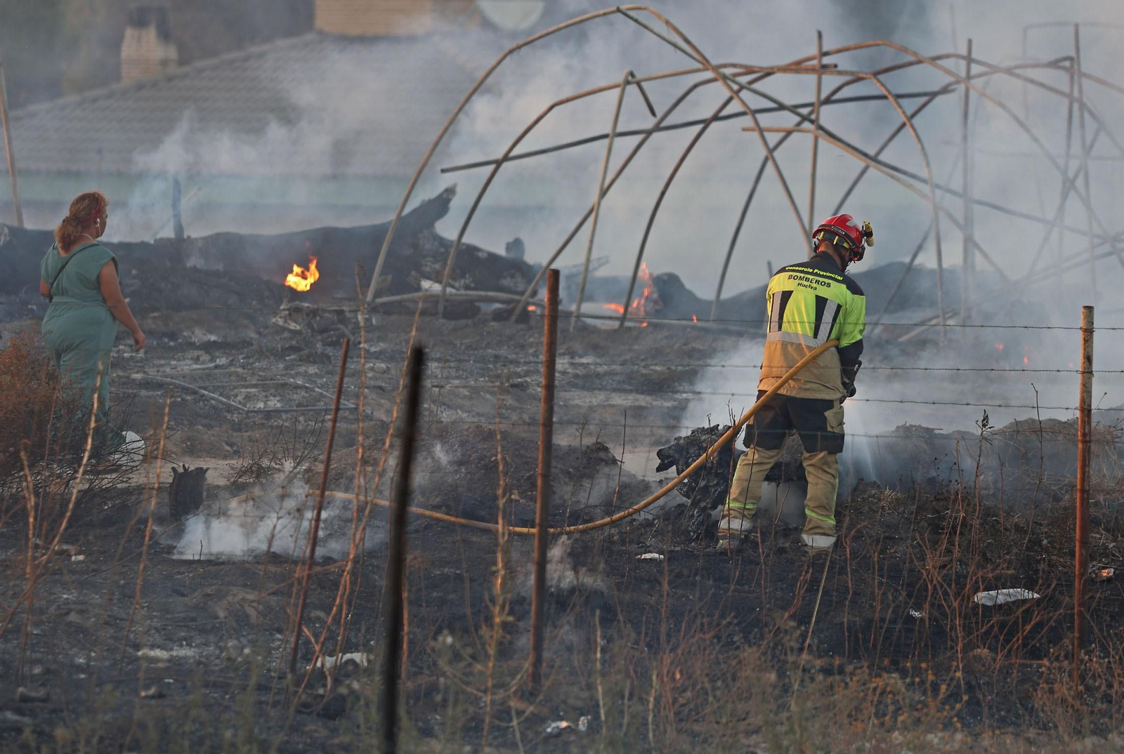 Las imágenes del incendio en un asentamiento en Lucena del Puerto