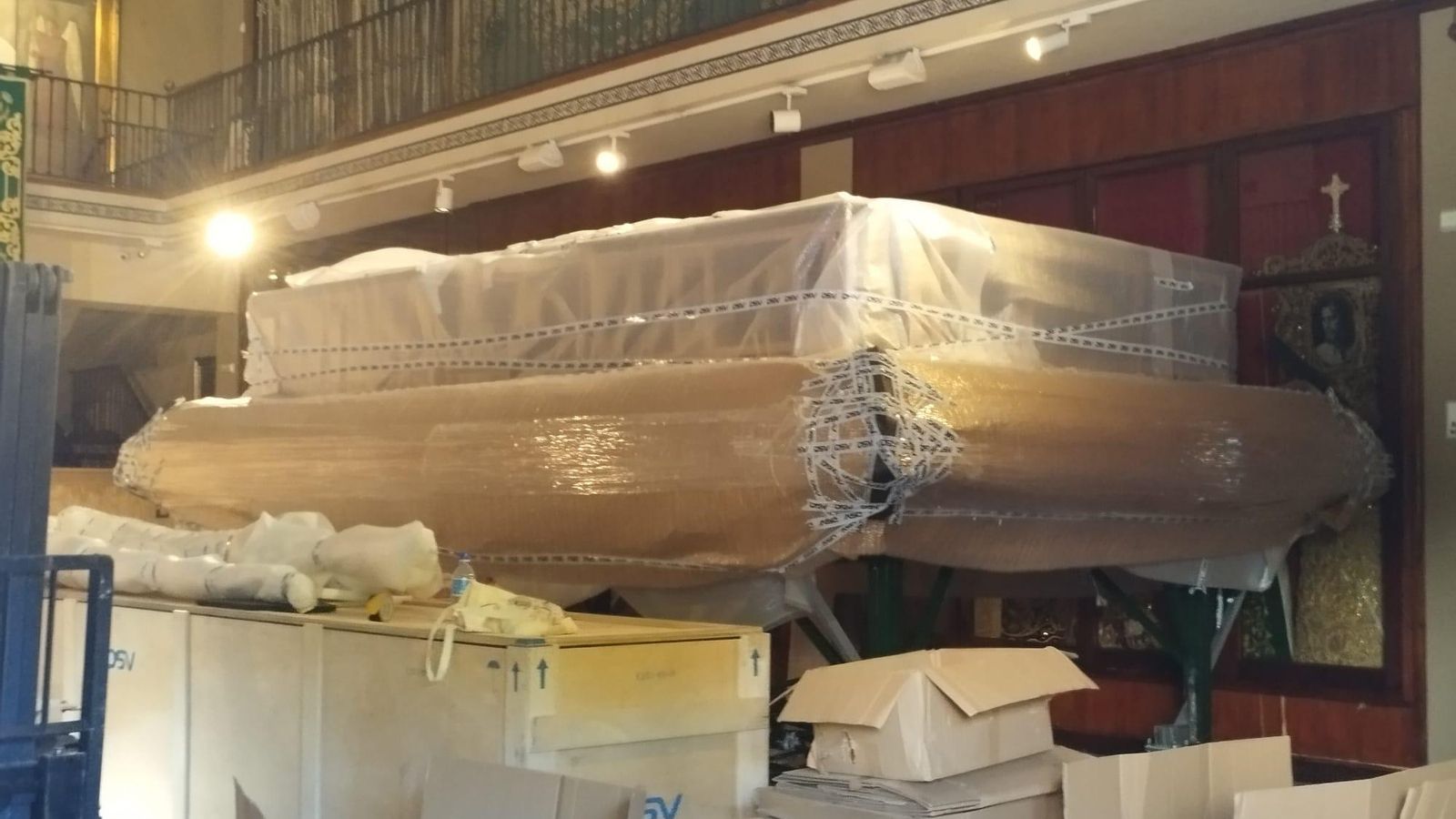 El trono de la Esperanza ya se encuentra de nuevo en Málaga. El trono de la Esperanza ya se encuentra de nuevo en Málaga.