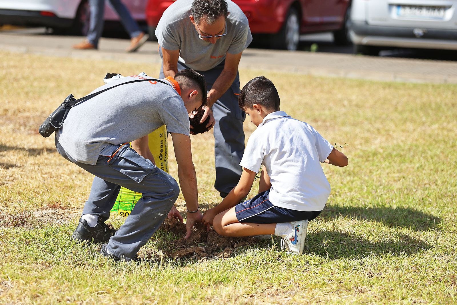 Los alumnos del colegio Virgen del Rocío realizan una plantación de arboles en el Hospital Juan Ramón Jiménez