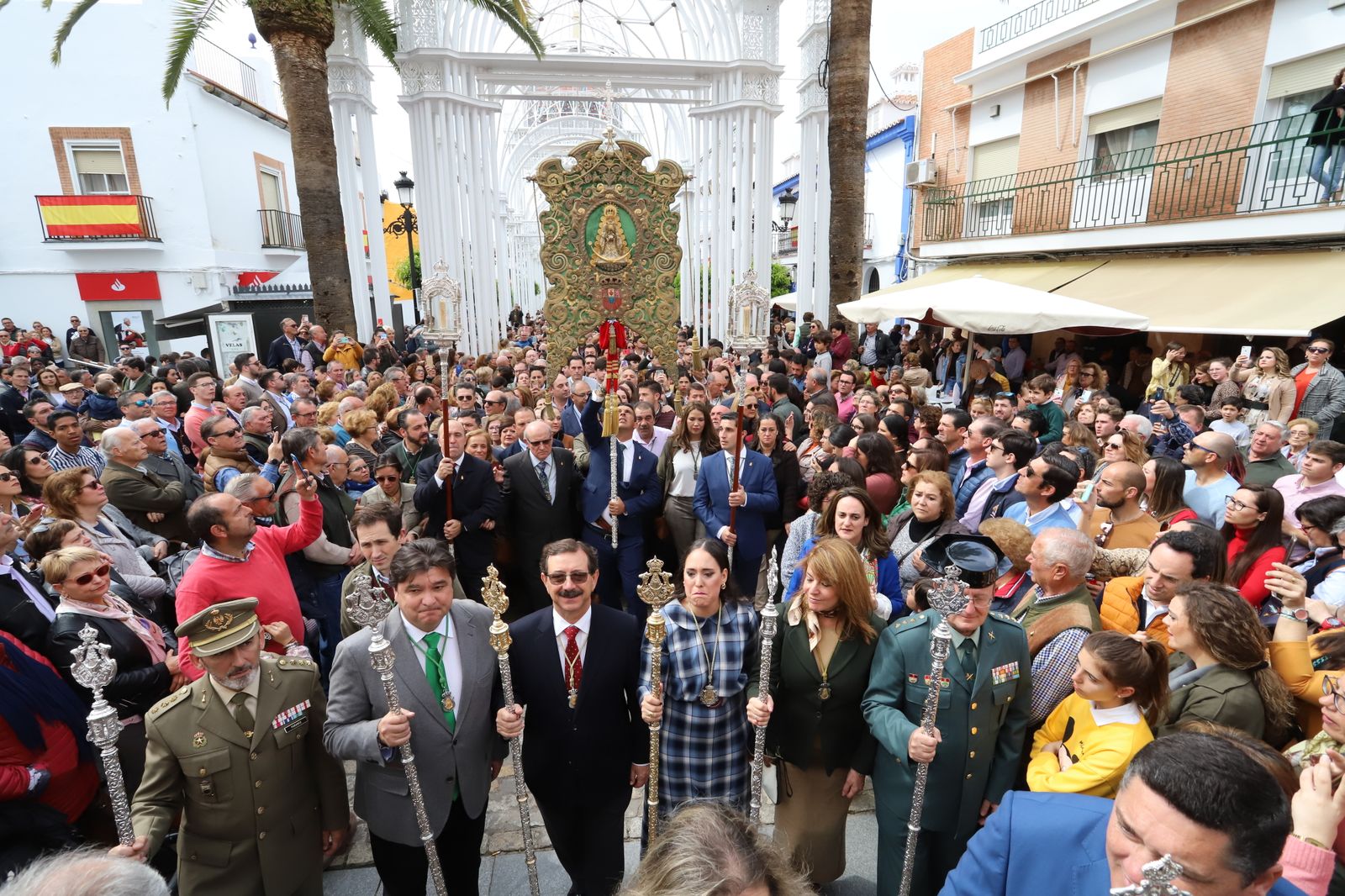Imágenes de la misa de la Hermandad del Rocío de Huelva ante la Virgen del Rocío