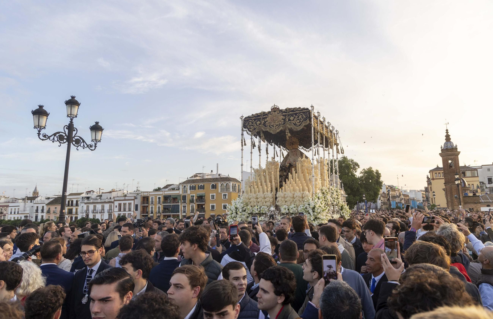 Las imágenes de la procesión del traslado de la Estrella a la catedral