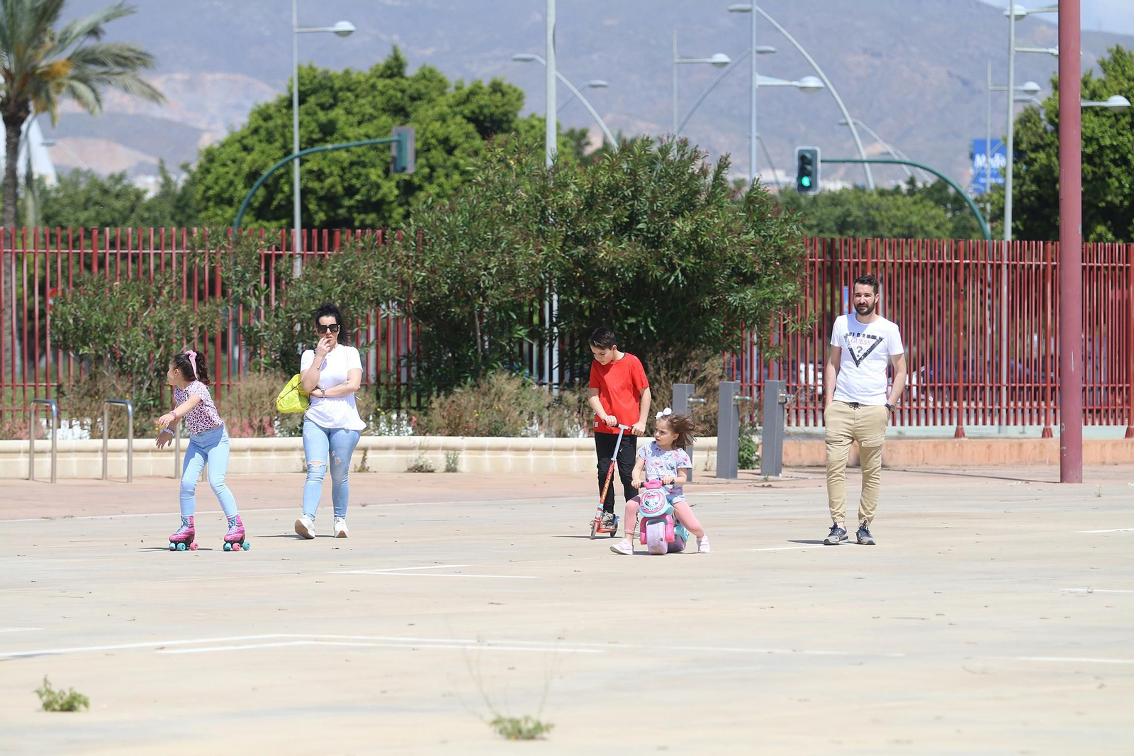 Fotogalería Los niños salen a la calle tras 43 días de confinamiento por coronavirus