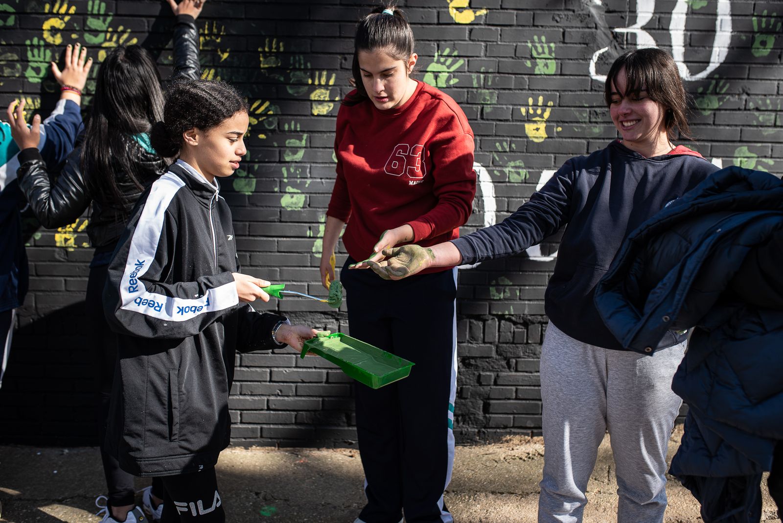 Imágenes de la limpieza de pintadas en La Hispanidad por los alumnos del Colegio de La Hispanidad en el Día de la Paz