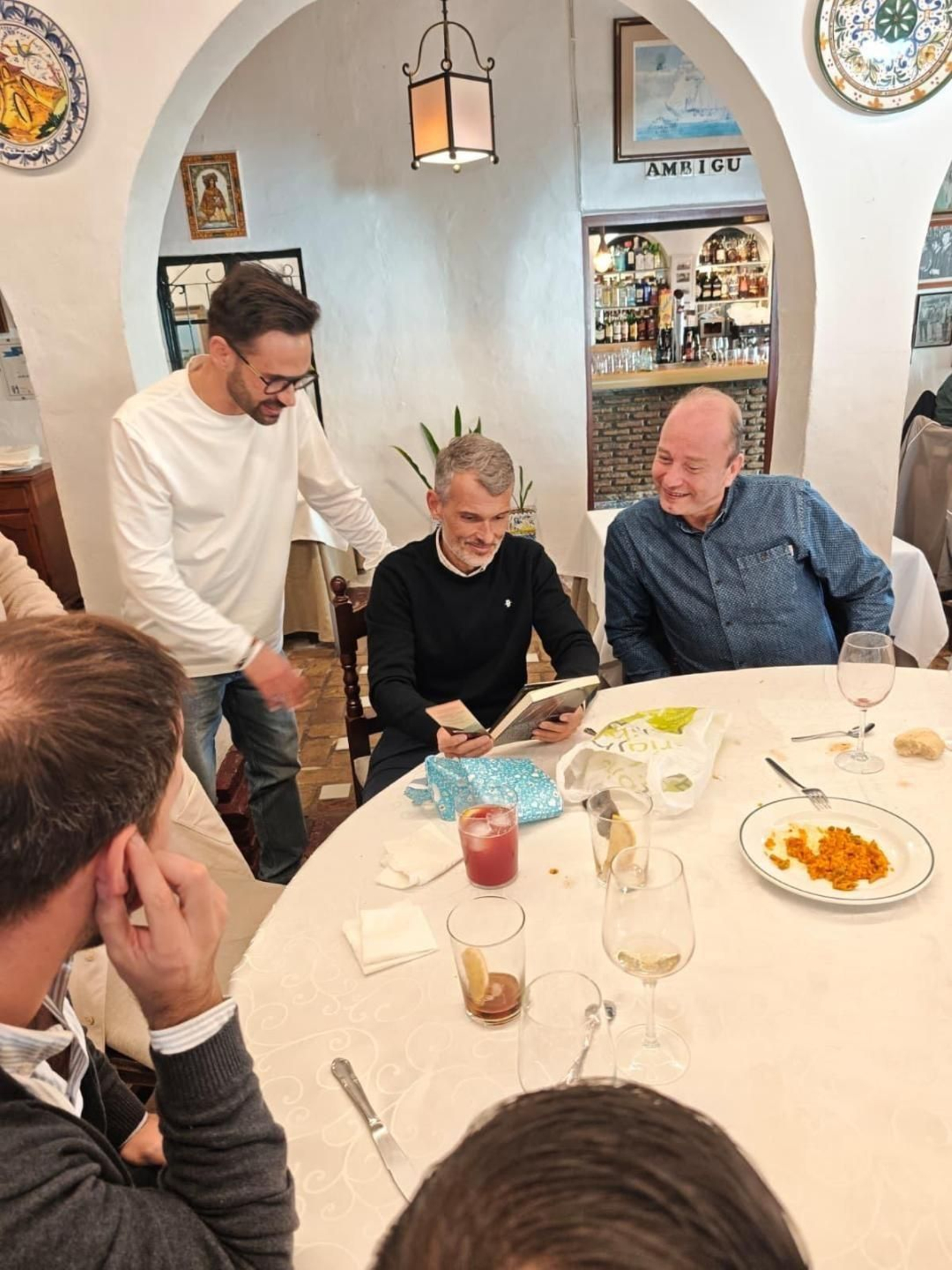David de la Cruz ,durante la entrega del libro al hmenajedo Fernando Rodríguez Vargas. con Alberto Devesa