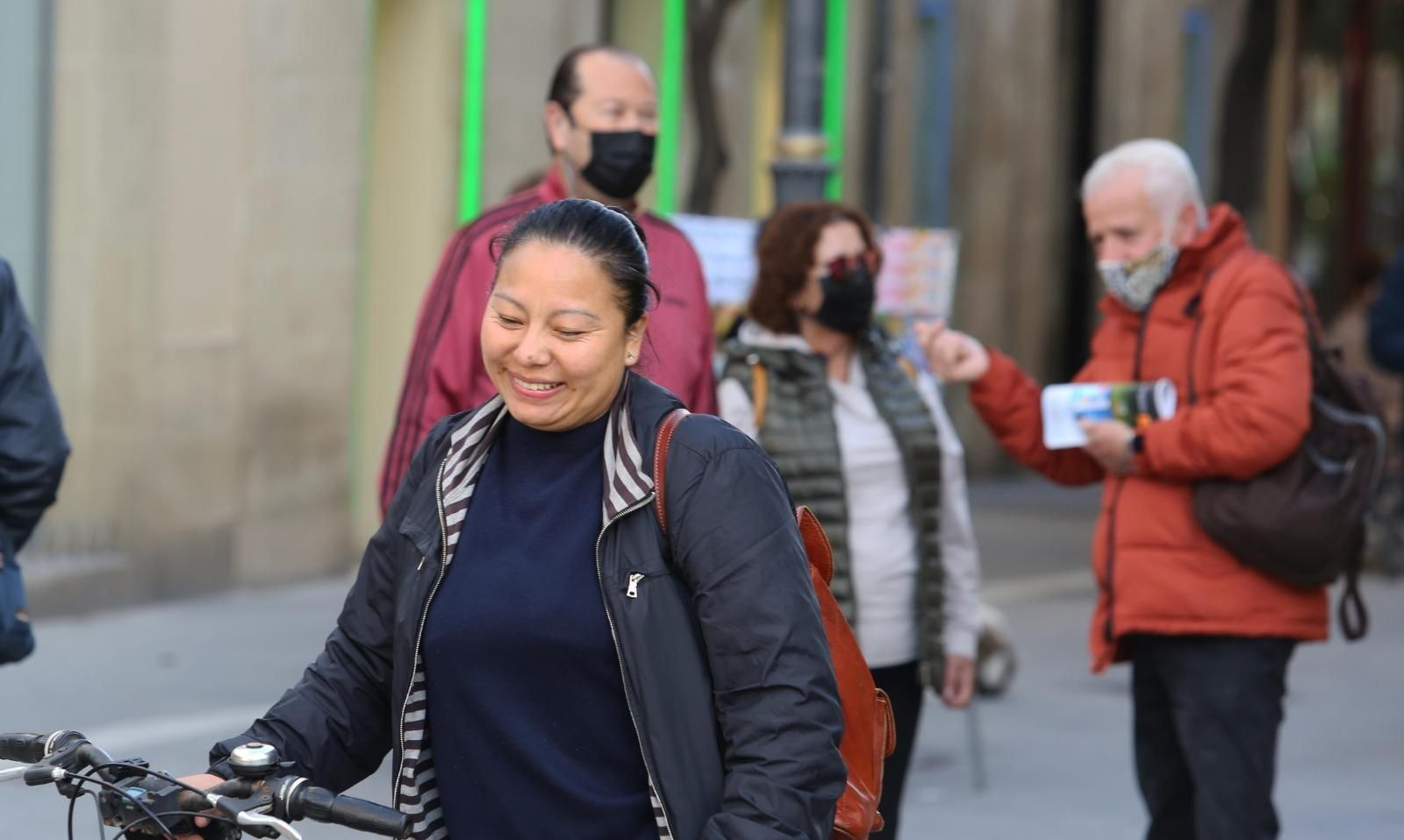 Gente con y sin mascarilla por la calle, donde desde el jueves puede prescindirse de su uso.