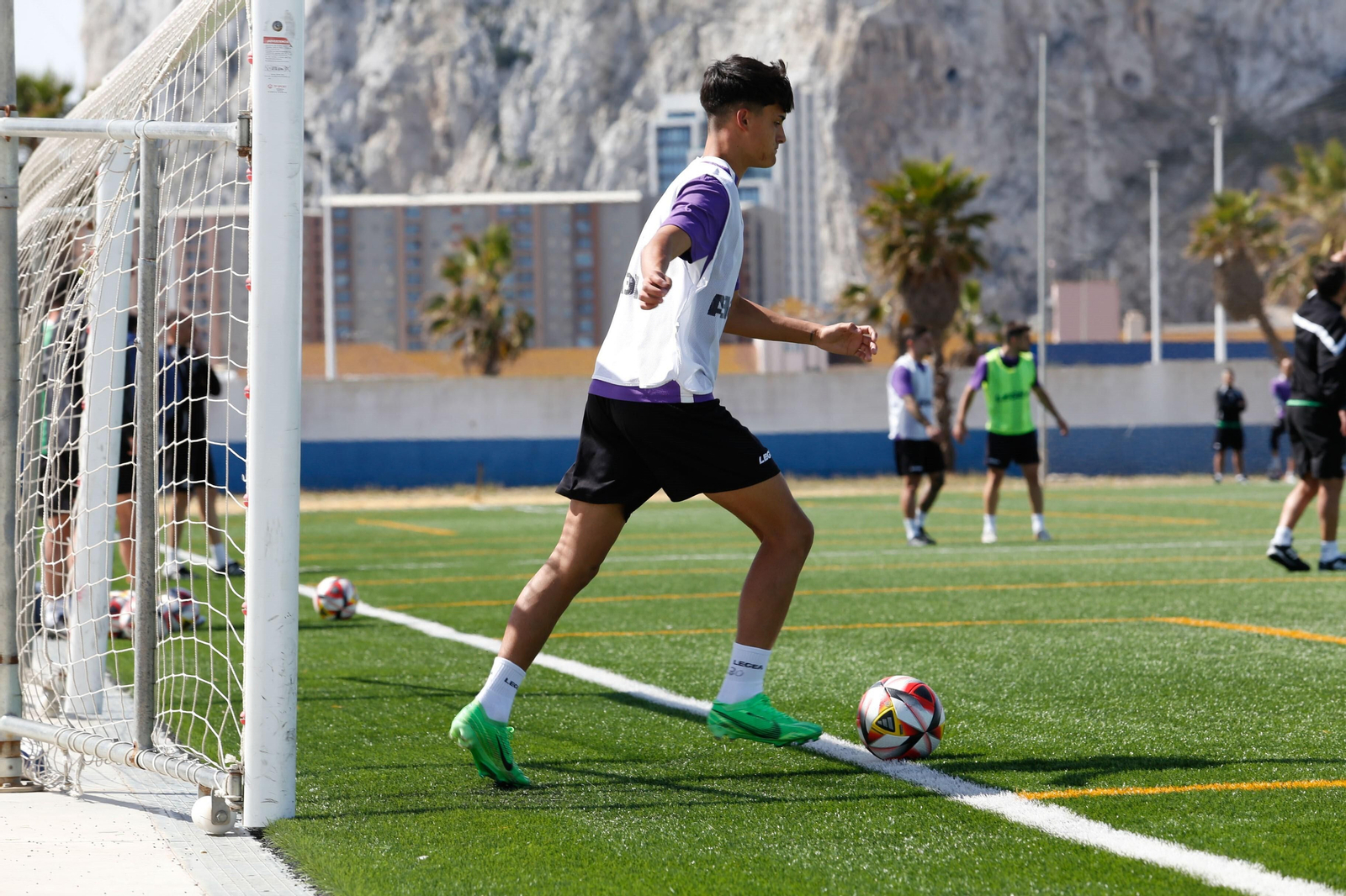 La Balona prepara sobre césped sintético el partido en Lebrija