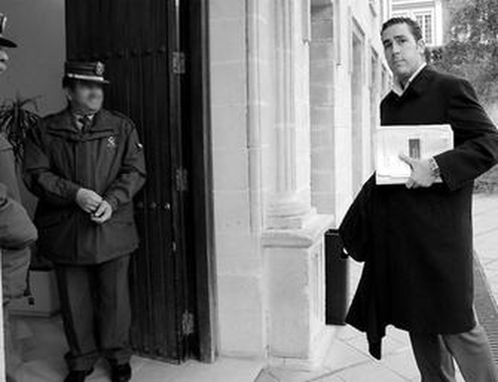 Pedro J. Pérez, letrado de la acusación particular, ayer poco antes de entrar en la sede judicial.