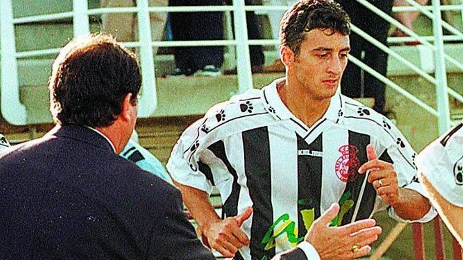 Colin Ramírez salta al campo para disputar un encuentro durante su etapa en la Real Balompédica.