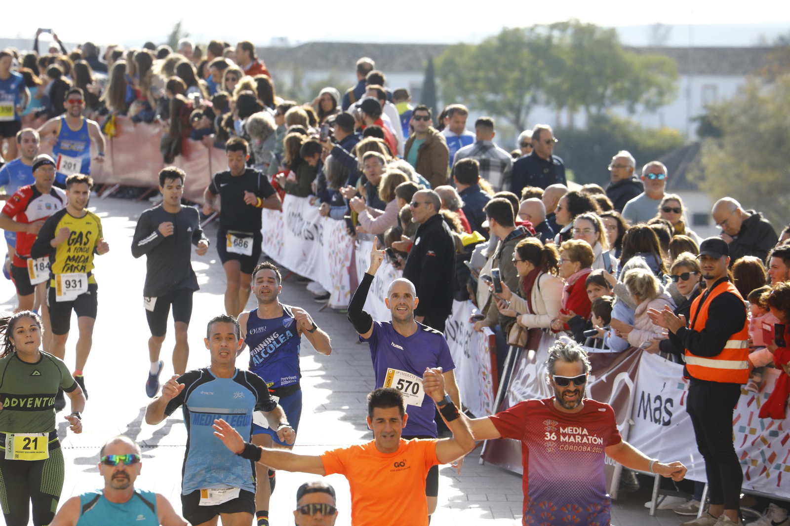 La gloria de cruzar la Puerta del Puente: imágenes de la meta de la 36 Media Maratón de Córdoba