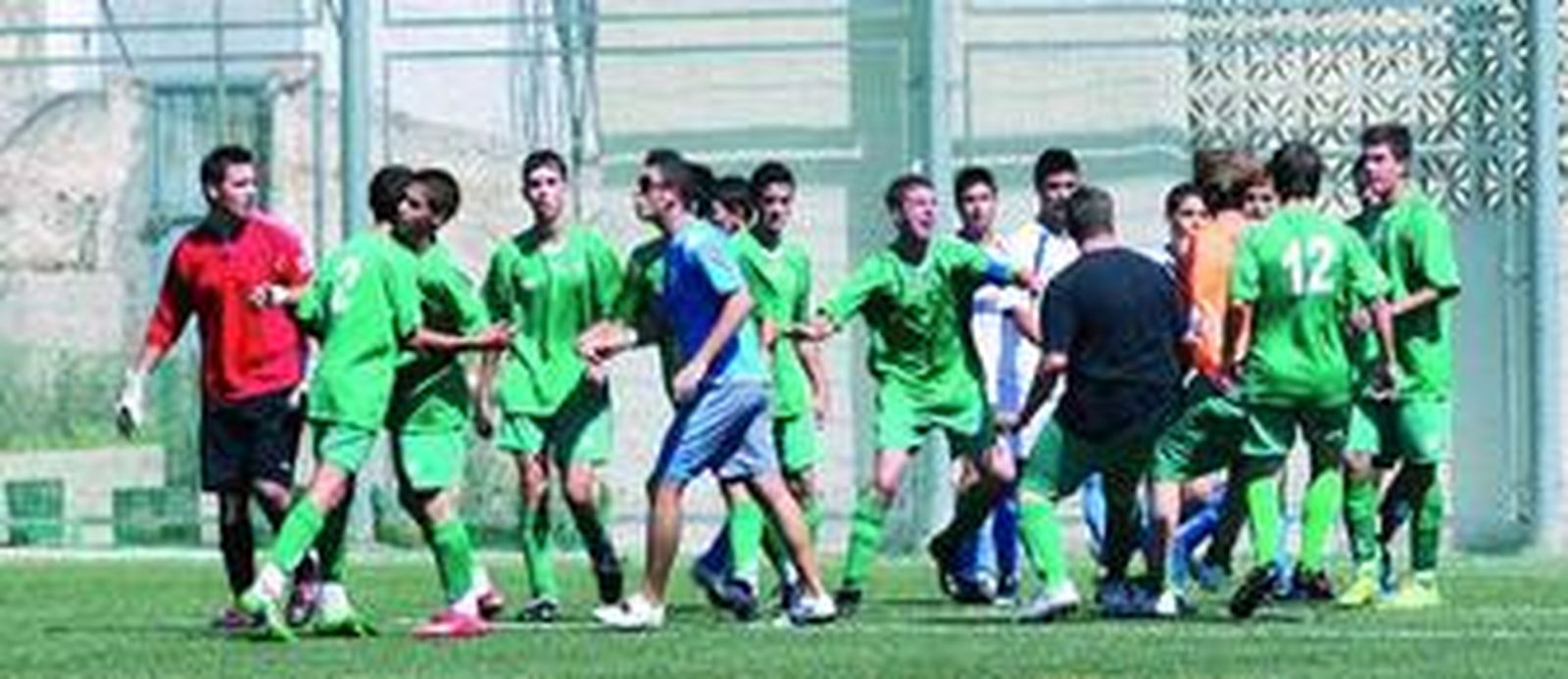 Los jugadores de La Mosca y La Peña de Los Compadres en una tangana durante el choque.
