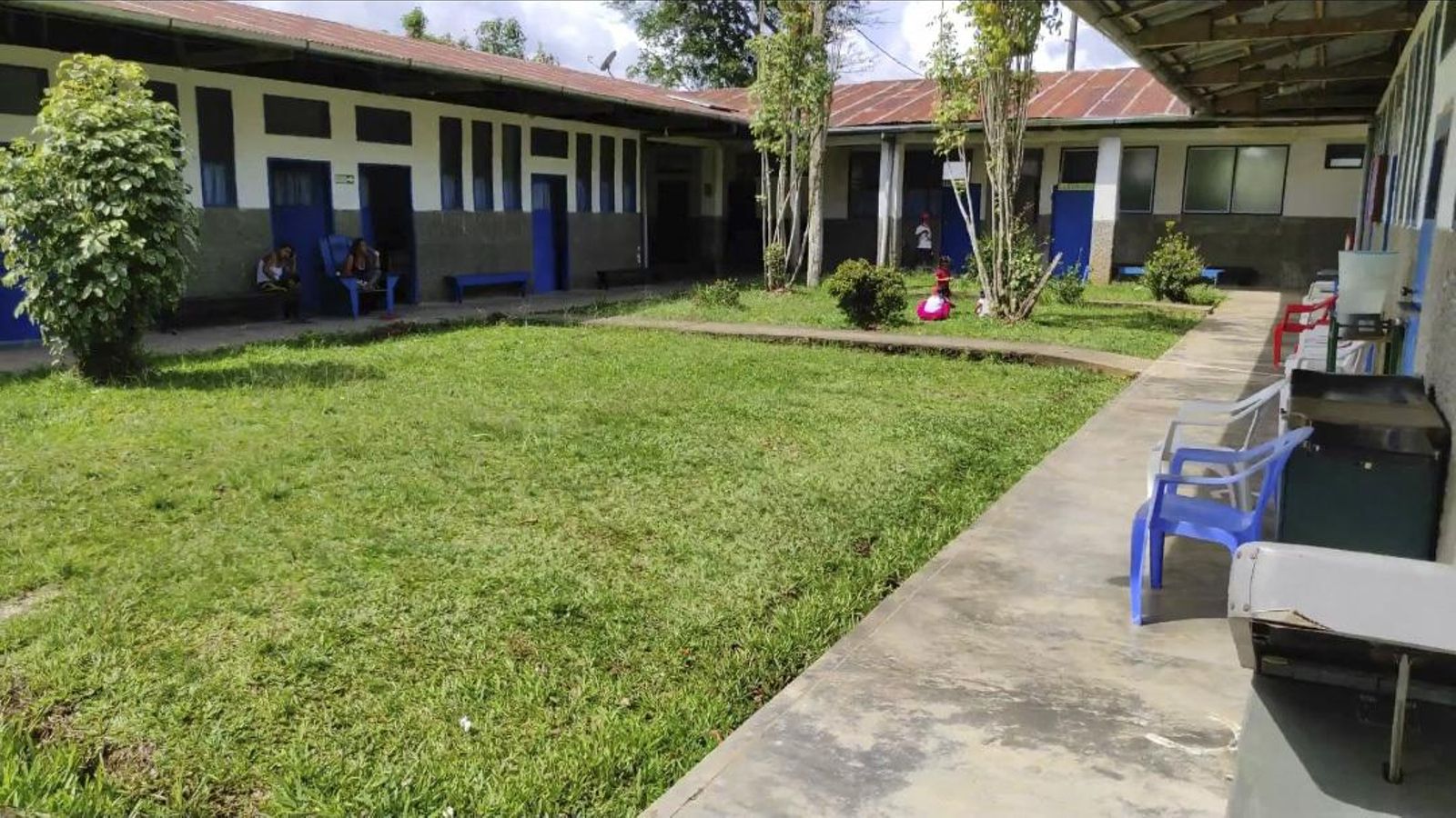 El Hospital Santa Clotilde donde el doctor realiza la mayor parte de su trabajo es un hospital típicamente rural.