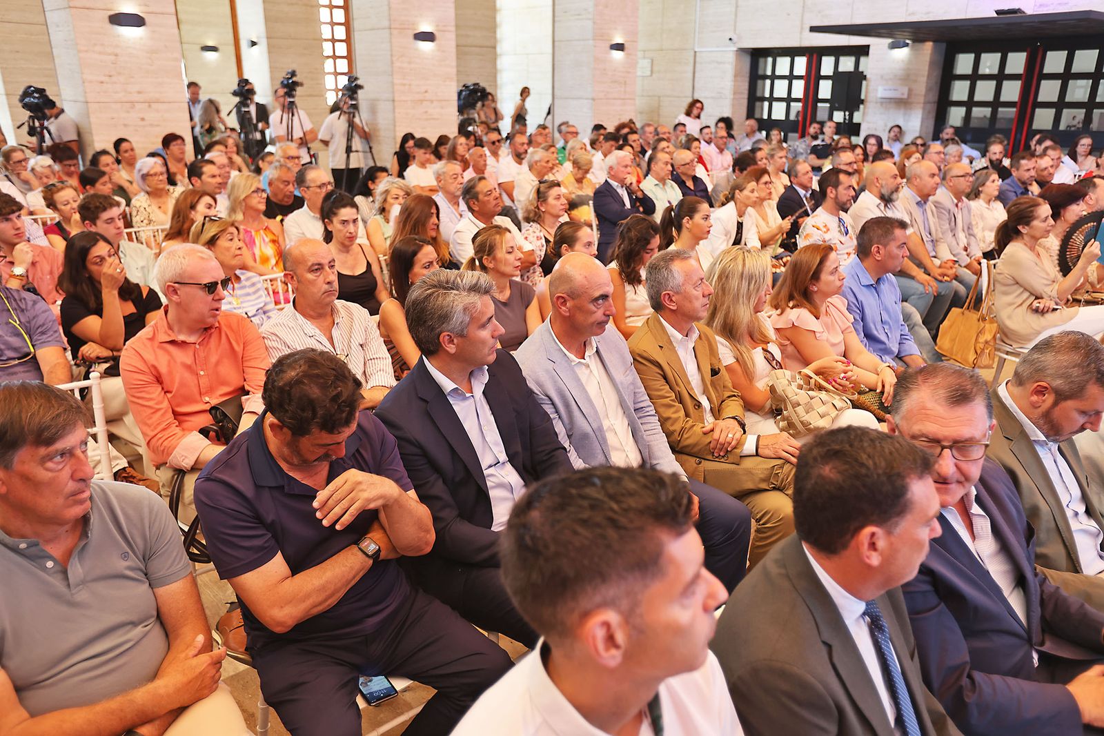 Imágenes de la celebración del primer aniversario del Gobierno Local de Pilar Miranda en el consistorio onubense.