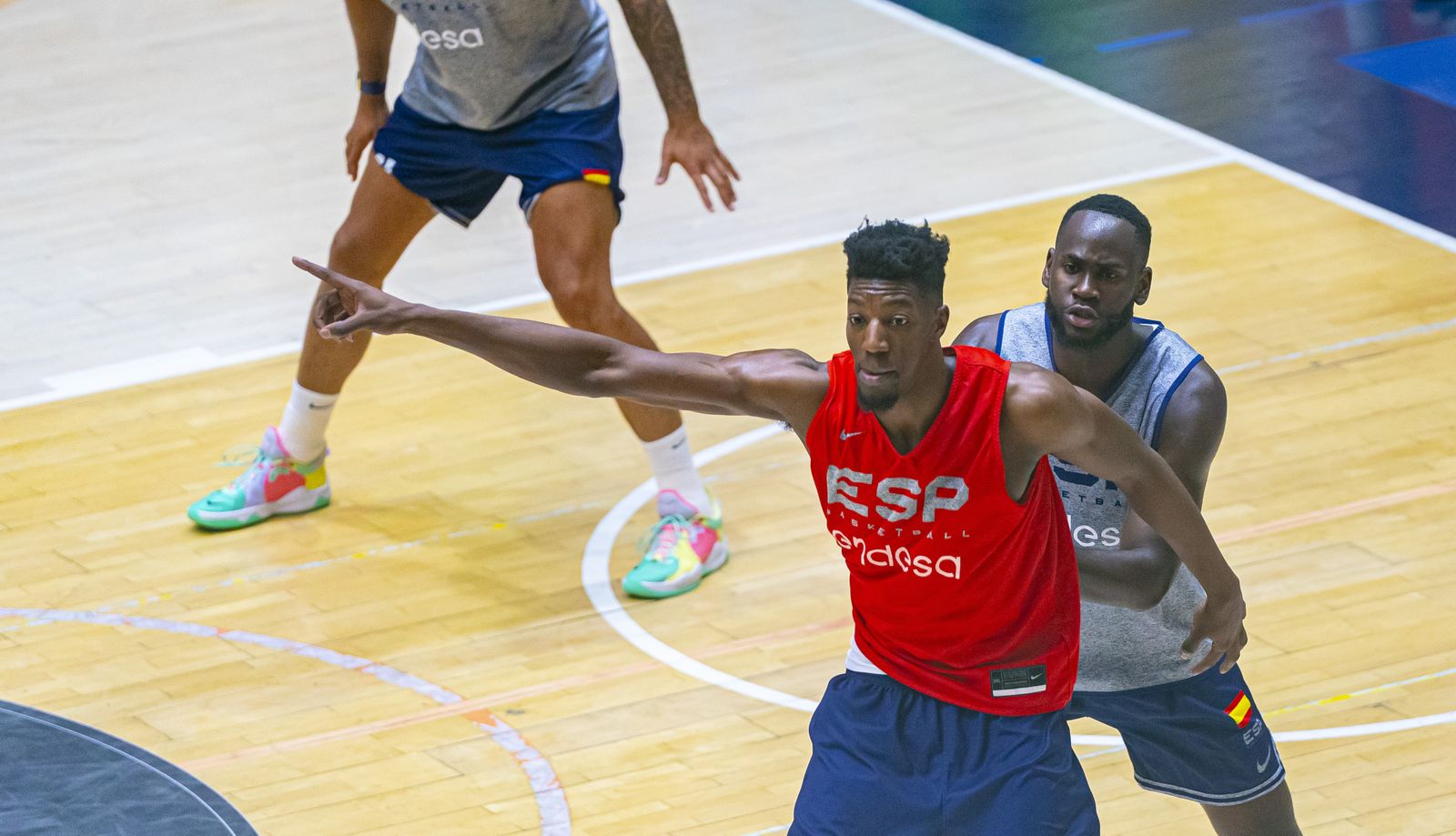 Yankuba Sima, con Garuba en un entrenamiento de la selección española.