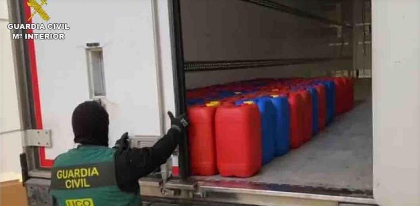 Un agente de la Unidad Central Operativa de la Guardia Civil durante la intervención.