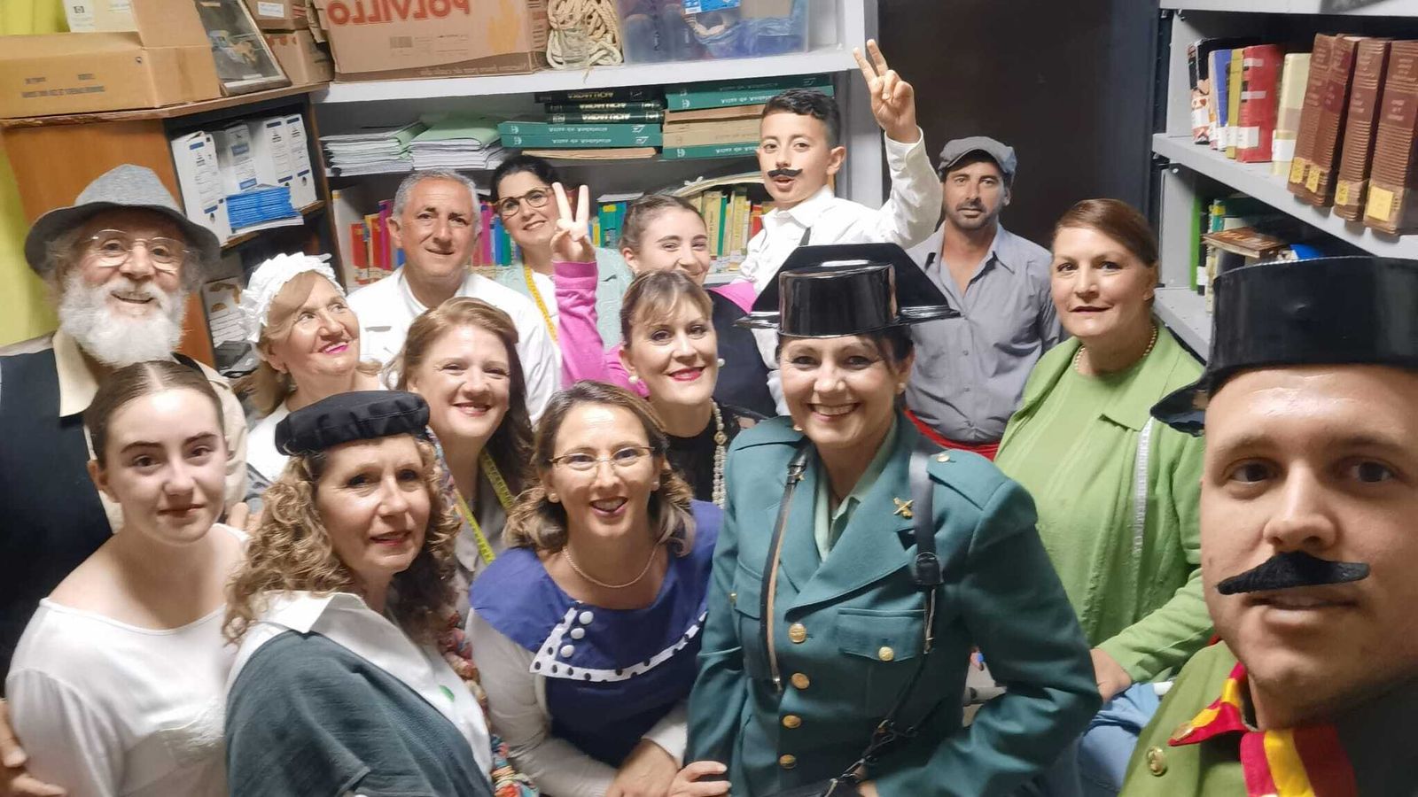 El elenco de artistas que participa en la obra 'Amor de contrabando' fuera del escenario.