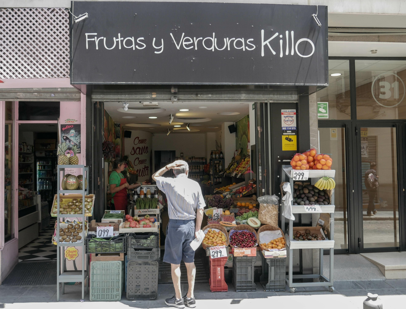 Un vecino, indeciso al comprar en San Antón