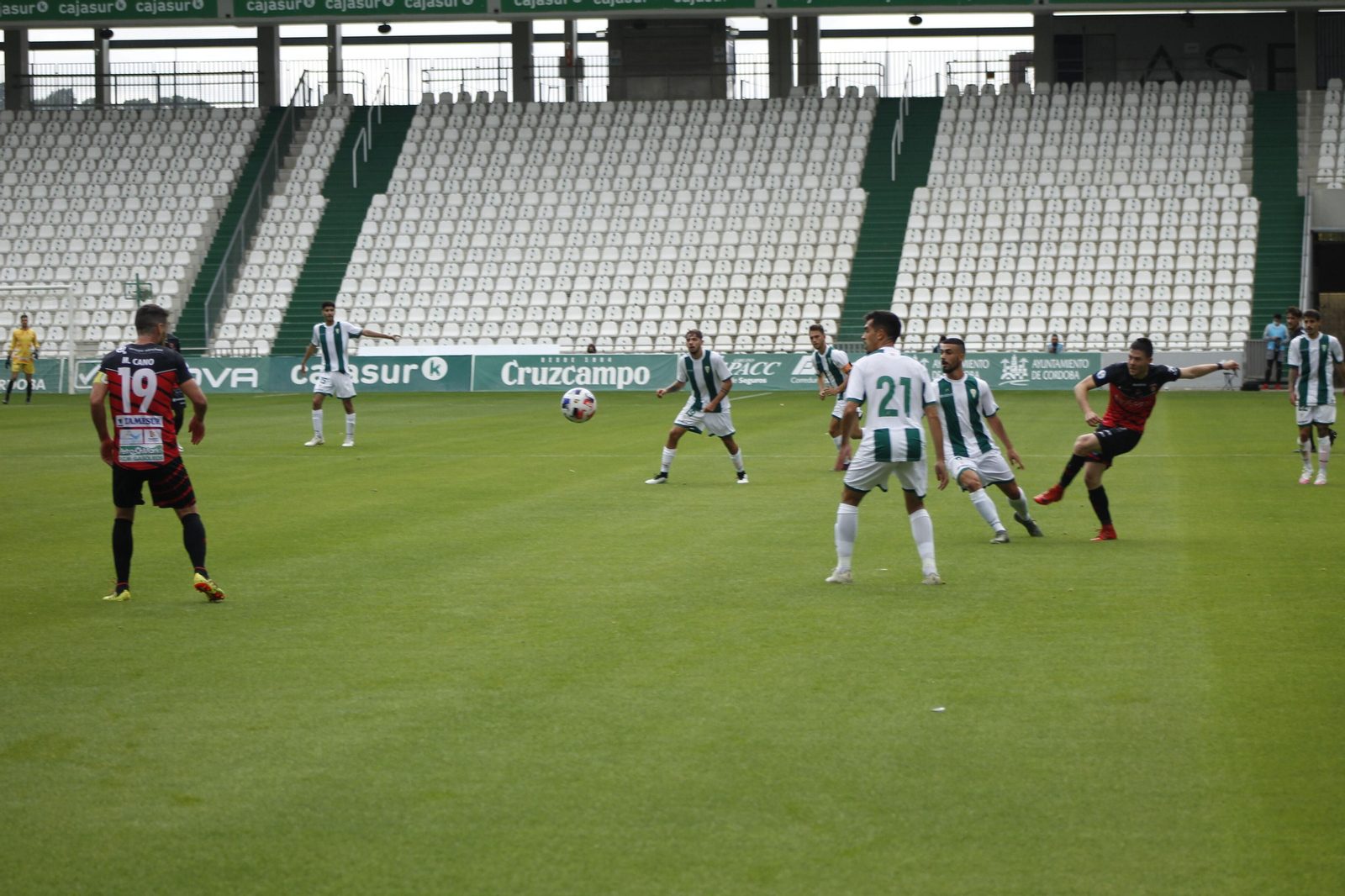 Partido de fútbol en el estadio de El Arcángel.