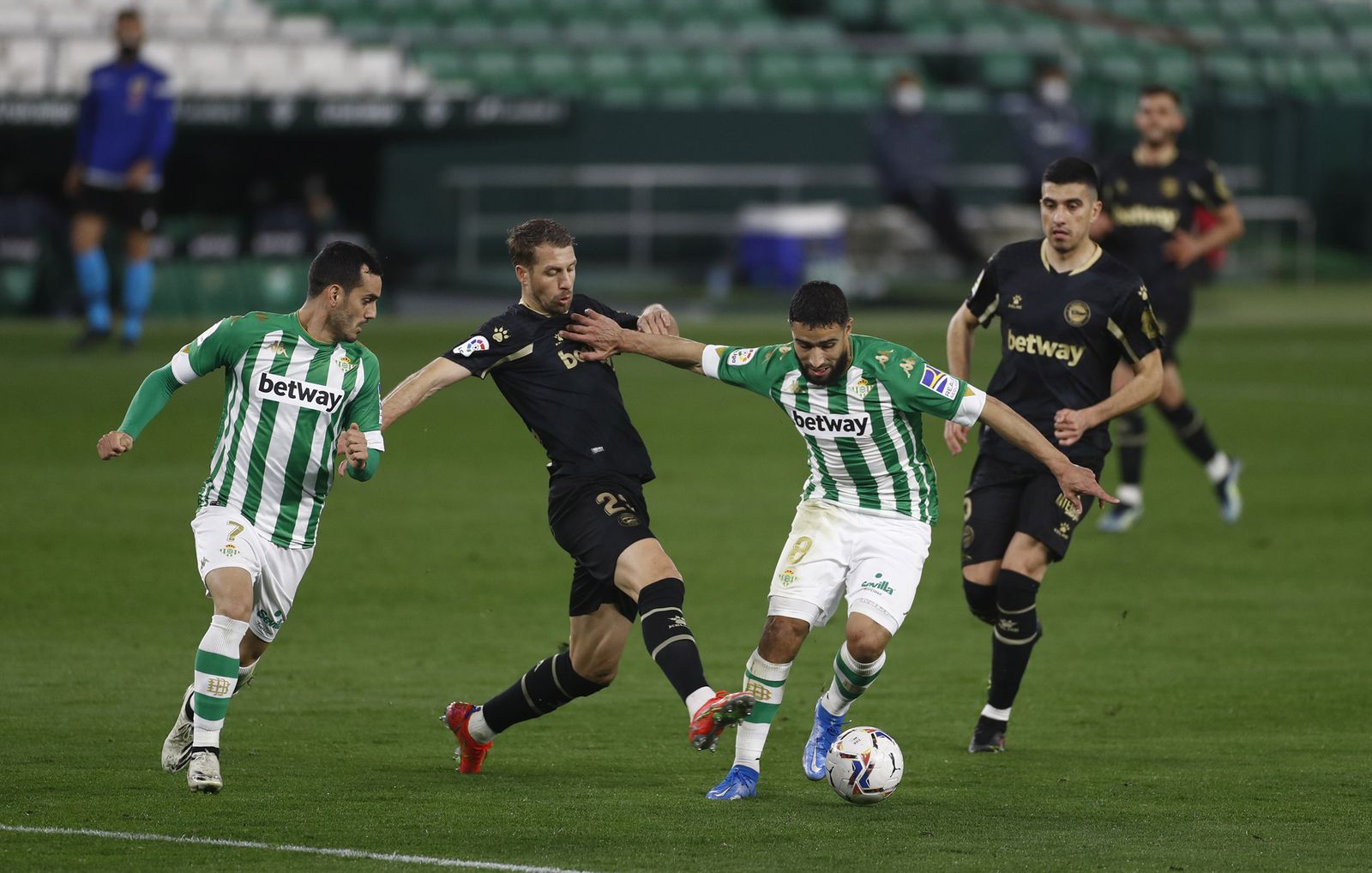 Fekir, ante Lejeune, en un lance del partido.