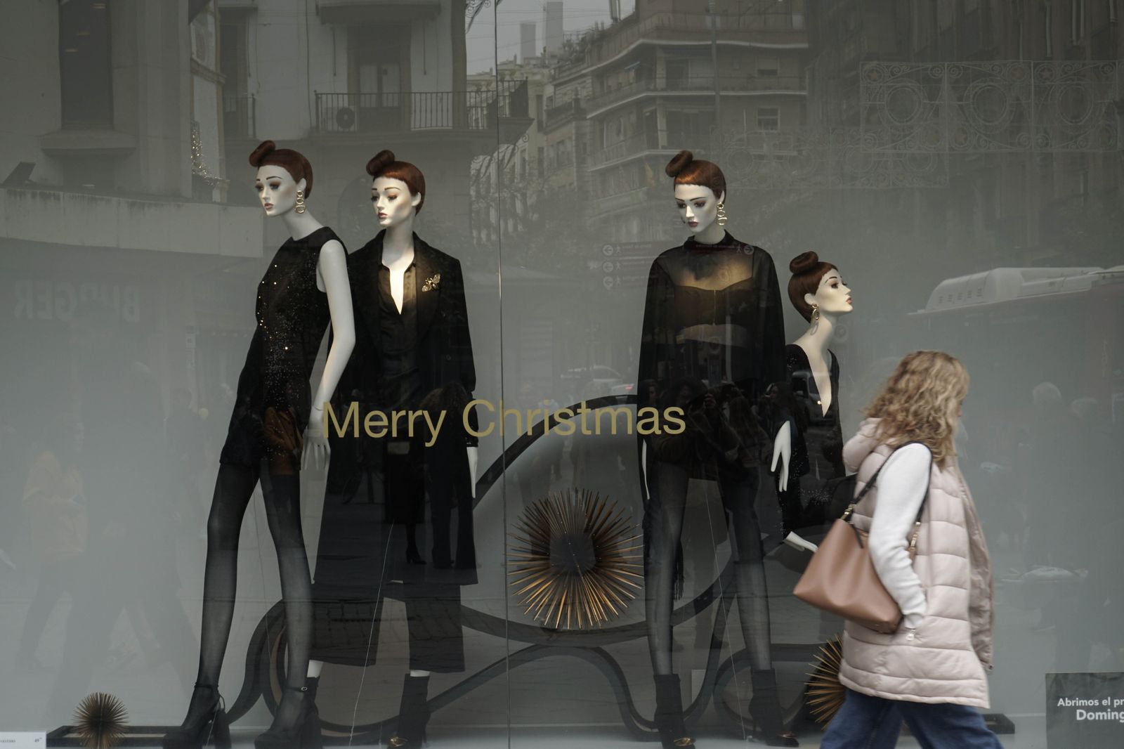 Adornos navideños en los escaparates