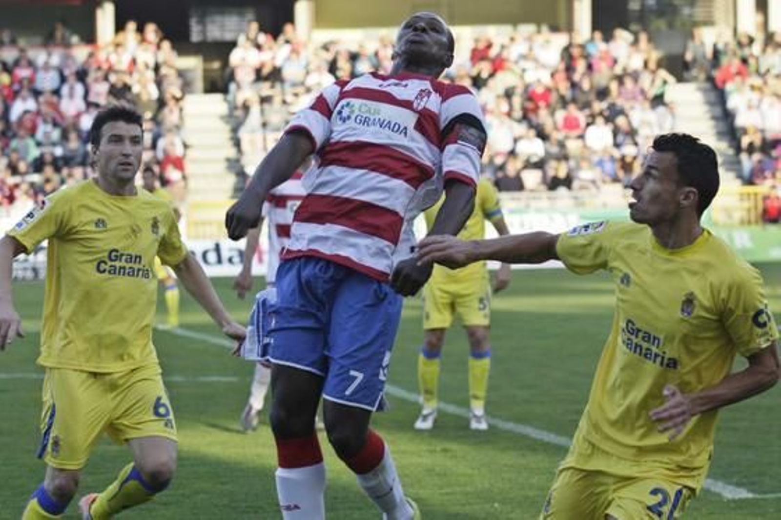 El Granada gana en casa a Las Palmas pese a jugar con diez toda la segunda parte. / Miguel Rodríguez