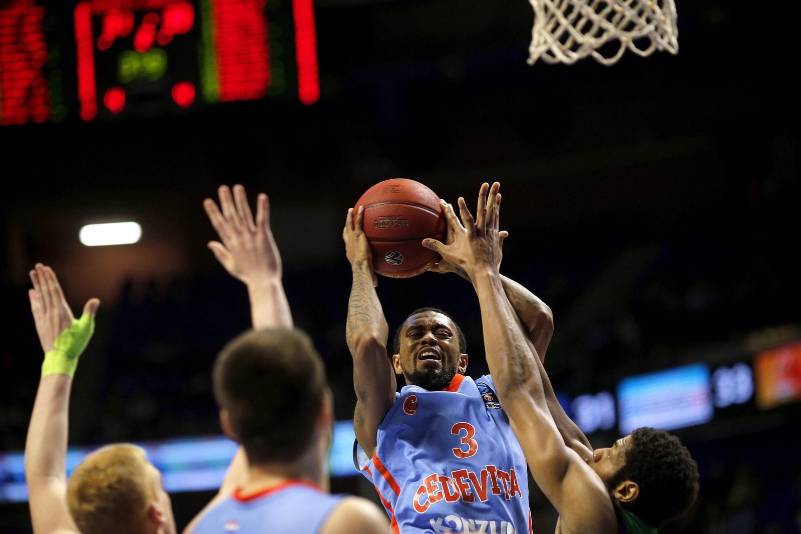 Boatright entra a canasta. Boatright entra a canasta.