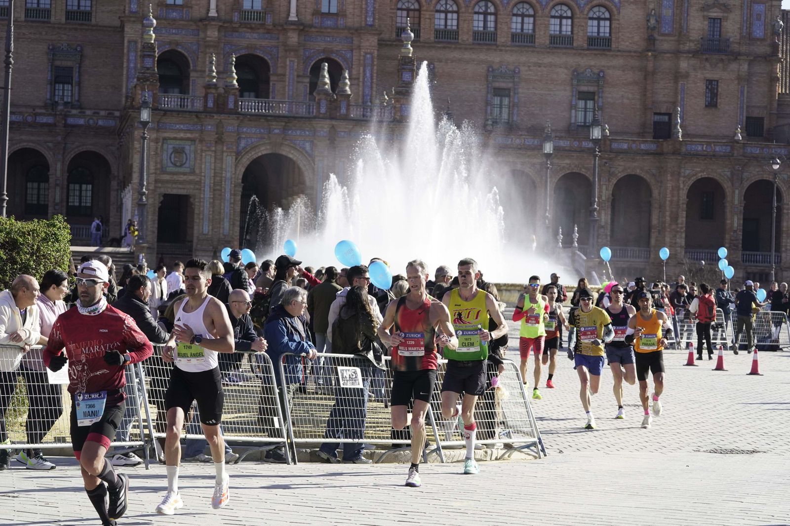 El Zúrich Maraton de Sevilla 2026 en la Plaza de España, galería 1