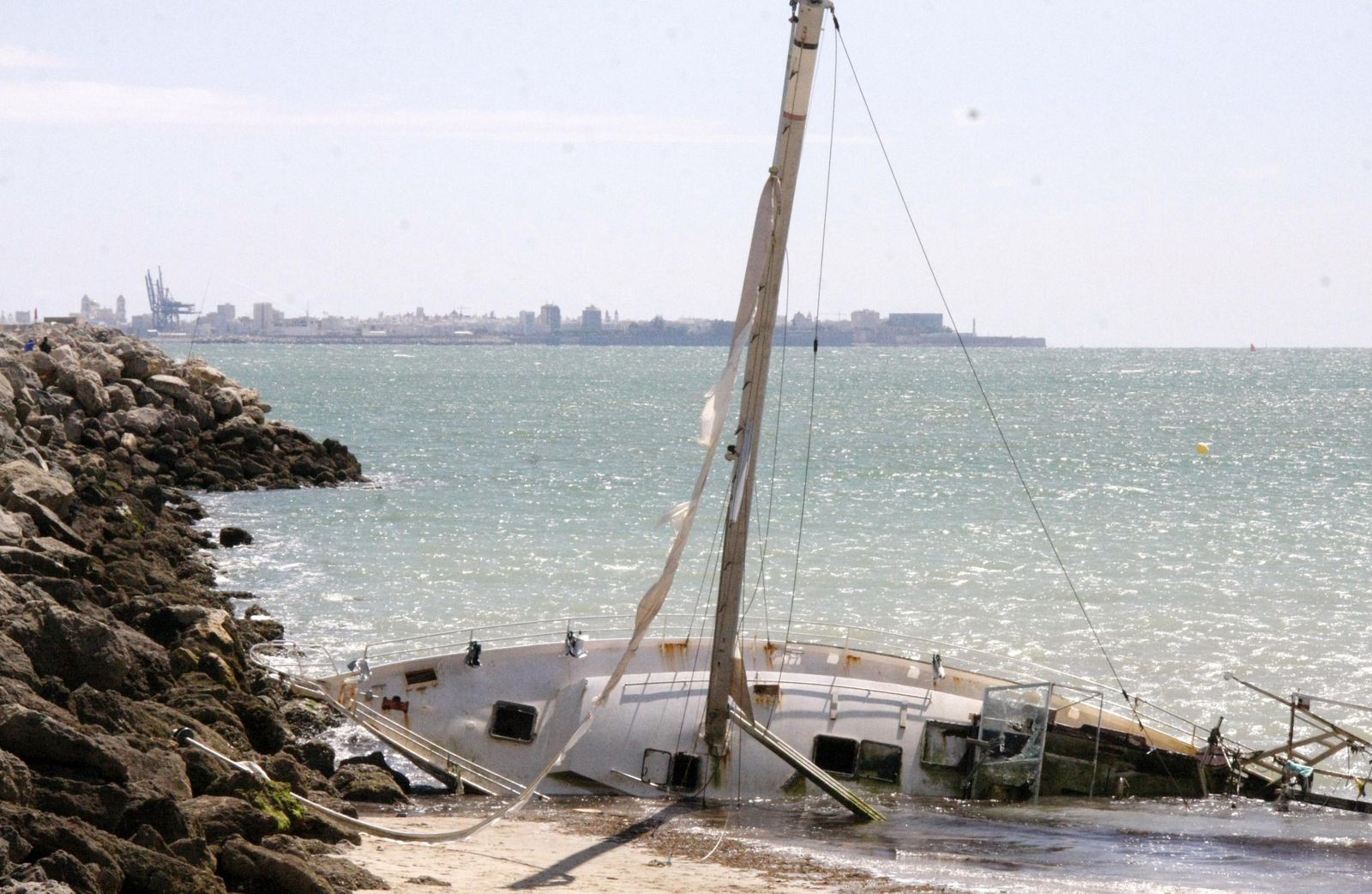 El velero varado en La Puntilla sigue sin patrón