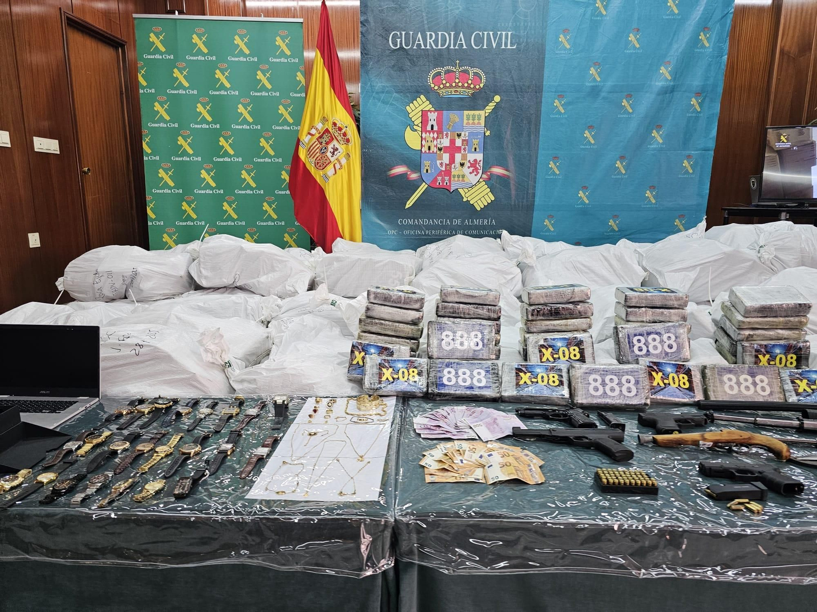 Cocaína, marihuana, armas y objetos de lujo: las incautaciones de la operación 'Lukenan'