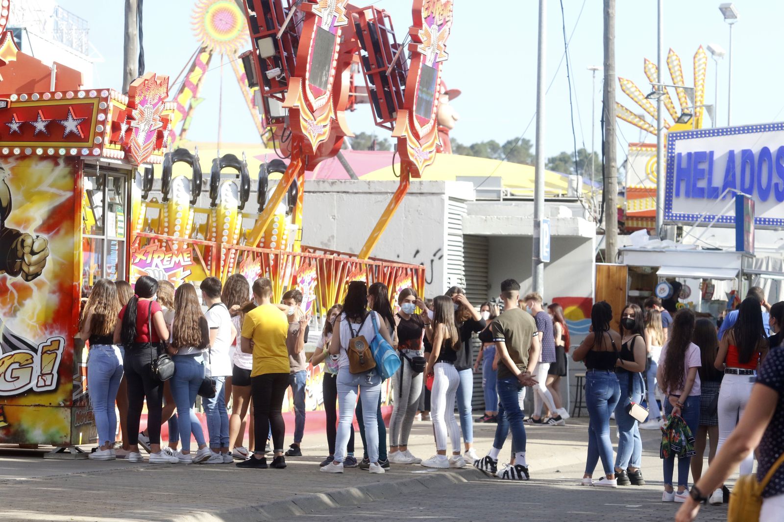 Primera jornada en el parque de atracciones de El Arenal, en imágenes