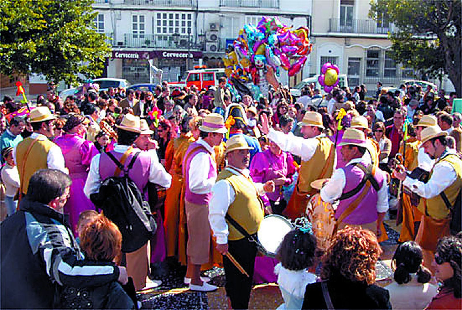 Carnavales de 2007 en San Fernando: colorida imagen que ofrecía una agrupación haciendo un pasacalles por la plaza del Rey