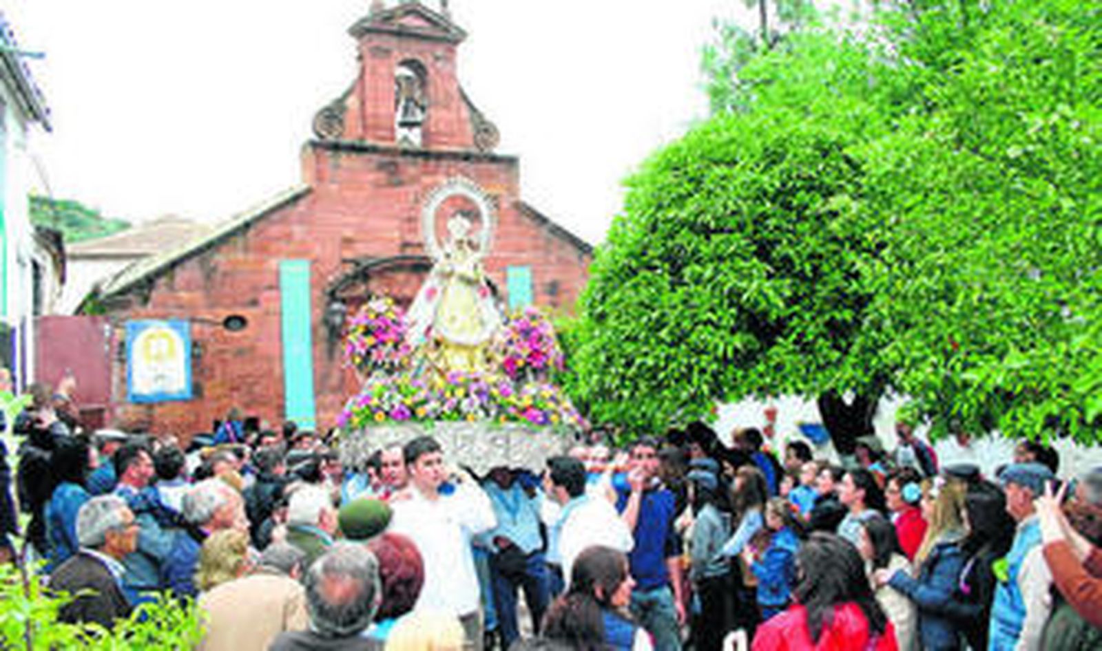 Salida de la Virgen de la Fuensanta del Santuario montoreño.