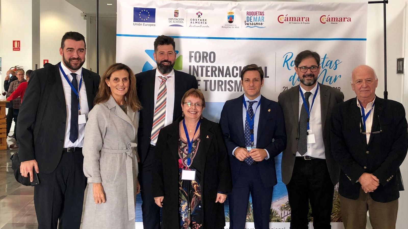 Participantes en la mesa redonda, junto al concejal de Turismo de Roquetas, Luis Miguel Carmona