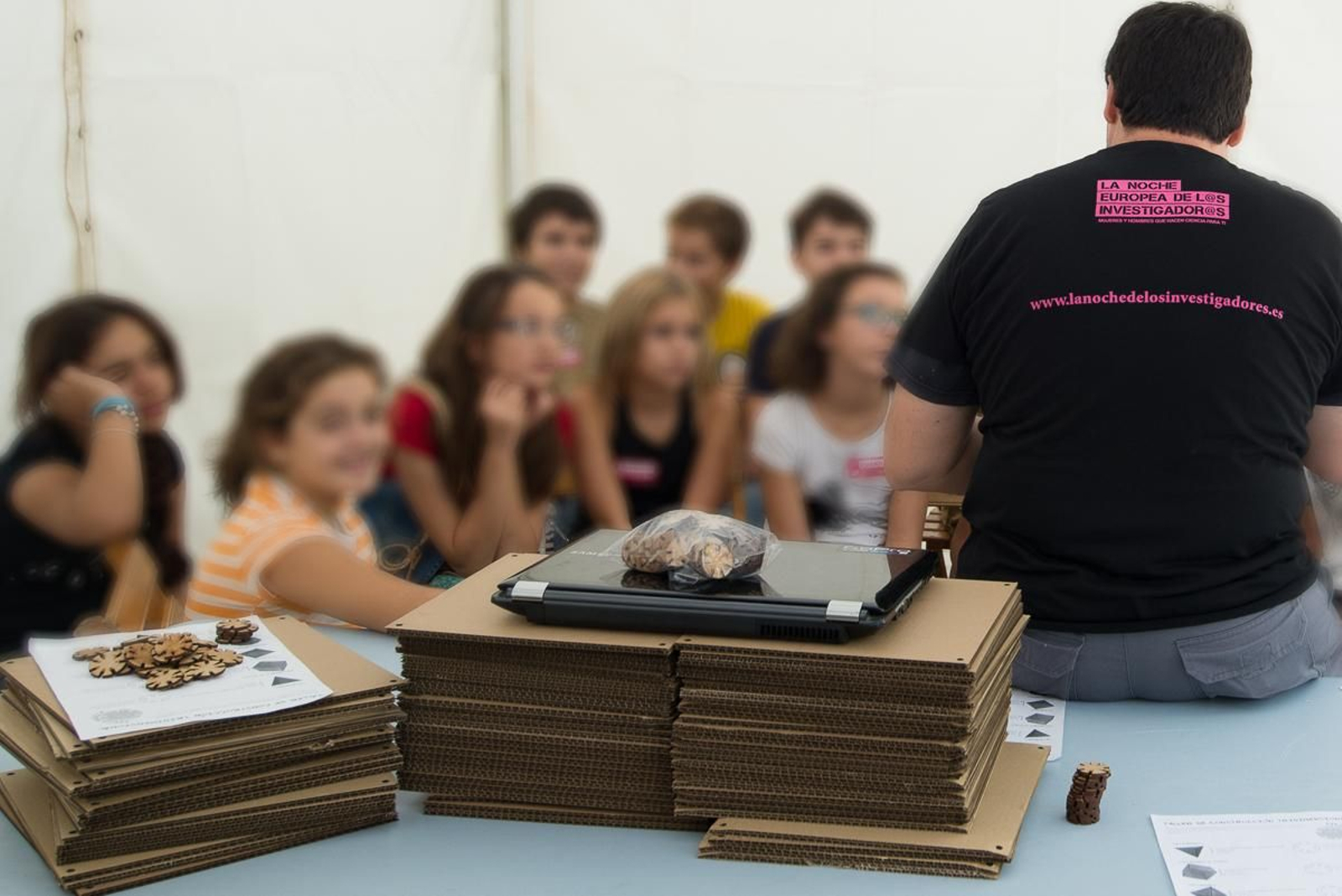 Unos niños participan en La Noche de los Investigadores