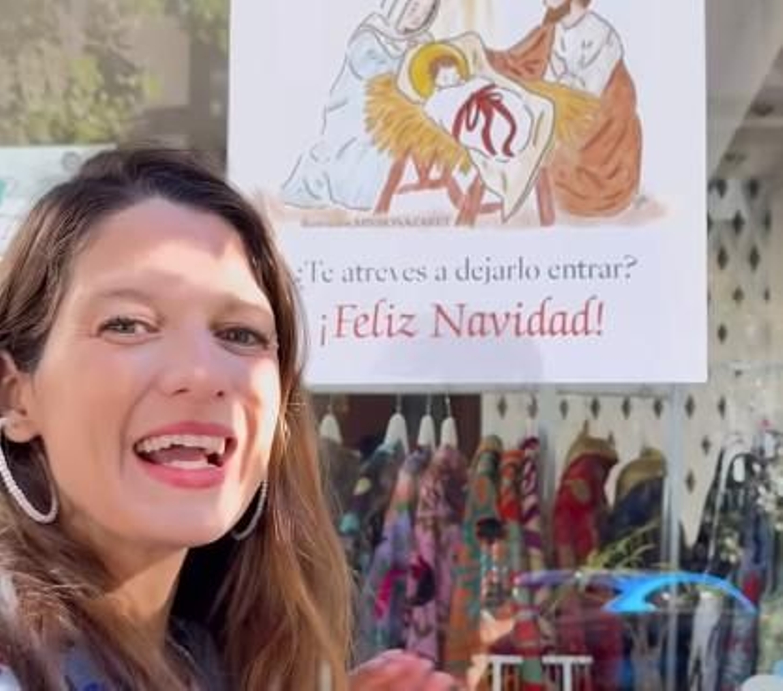 La influencer y aristócrata, Casilda Finat, con la ilustración realizada por la jerezana Bego Díaz, Misión Nazaret.