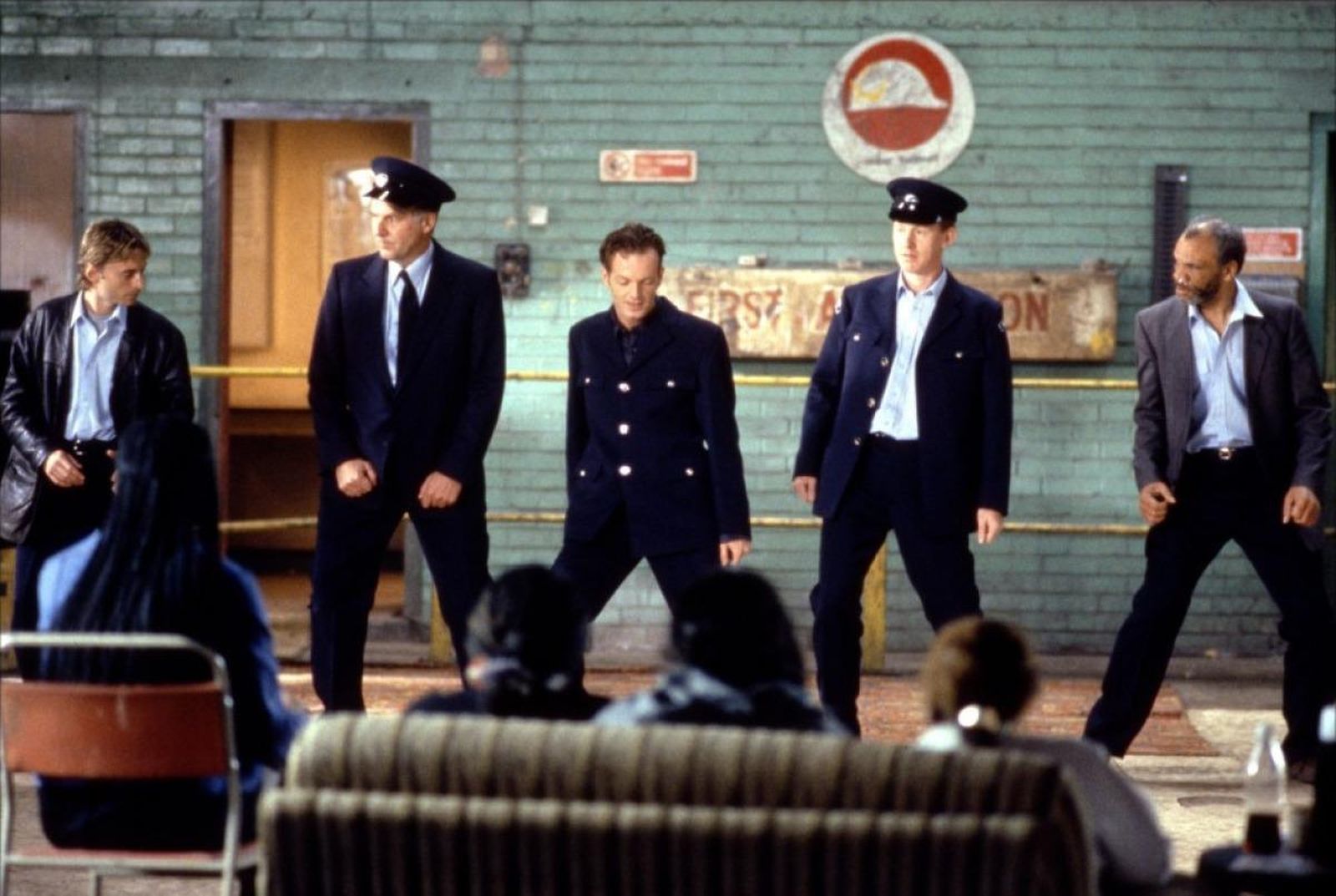 Los actores de la originaria 'Full Monty' en una de sus recordadas escenas