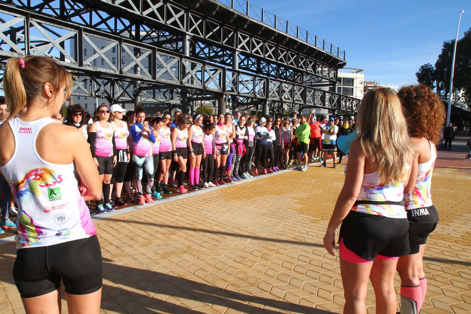 Cientos de personas rinden homenaje a Laura Luelmo en una carrera en Huelva.