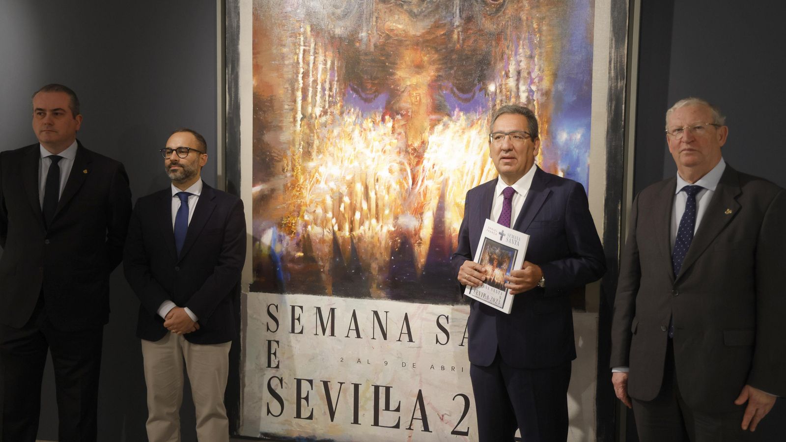 Francisco Ros, Daniel Franca, Antonio Pulido y Francisco Vélez, junto al cartel de la Semana Santa de 2023.
