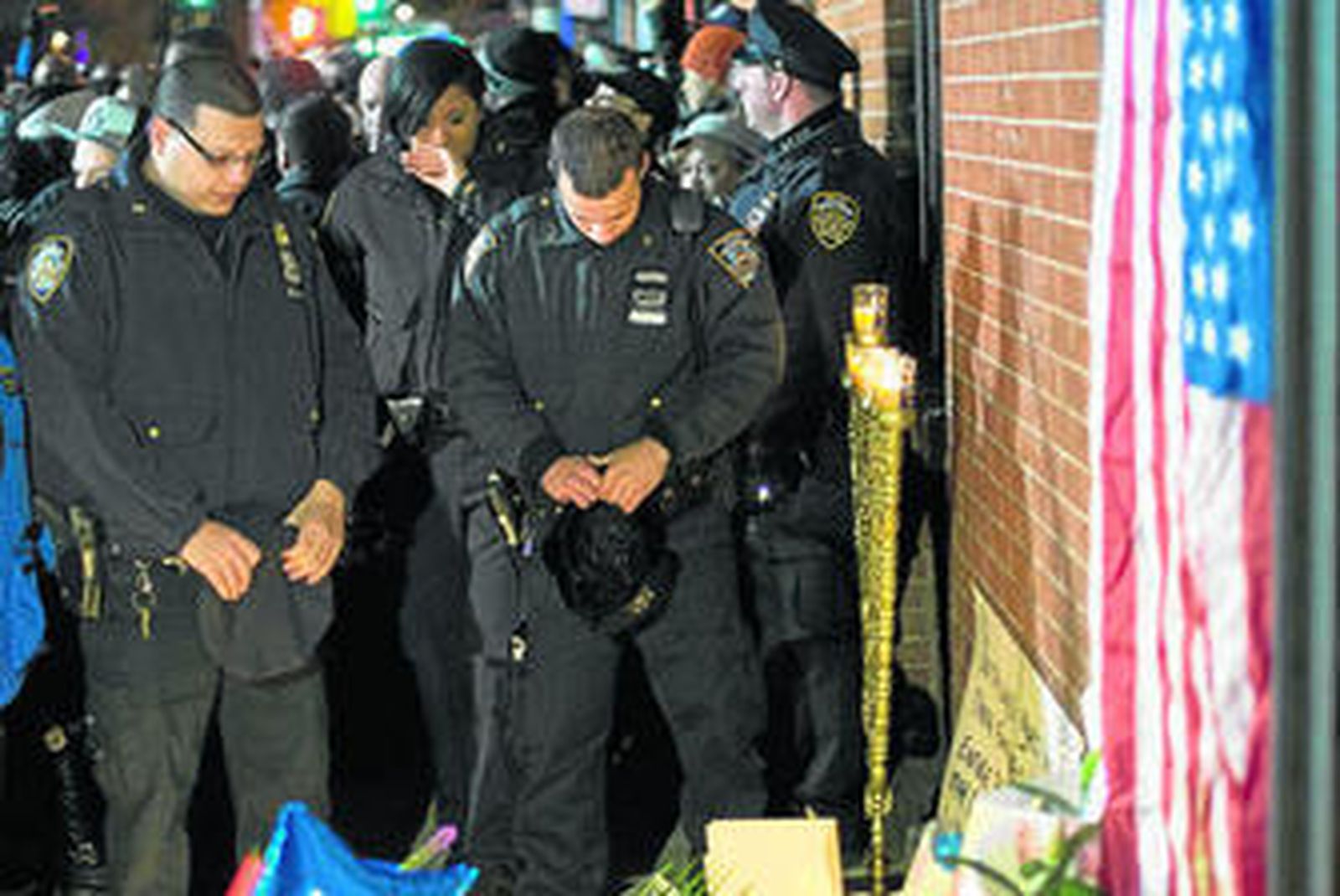 Policías de Nueva York en el lugar donde fueron asesinados sus dos compañeros.