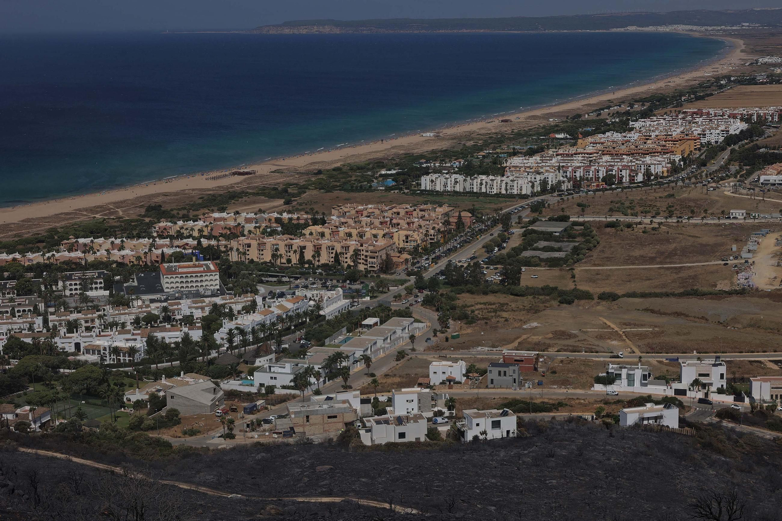 Así han quedado Atlanterra y Zahara de los Atunes tras el incendio forestal en la Sierra de la Plata de Tarifa