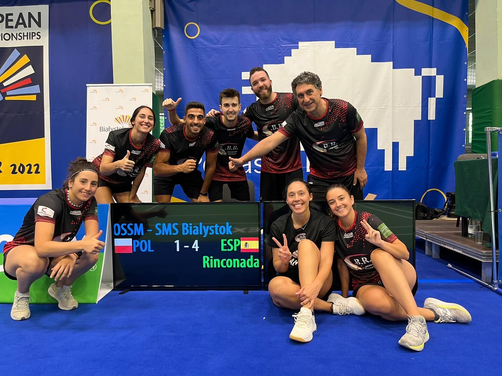 Los jugadores del Bádminton Rinconada y Antonio Molina posan tras su triunfo en Polonia.