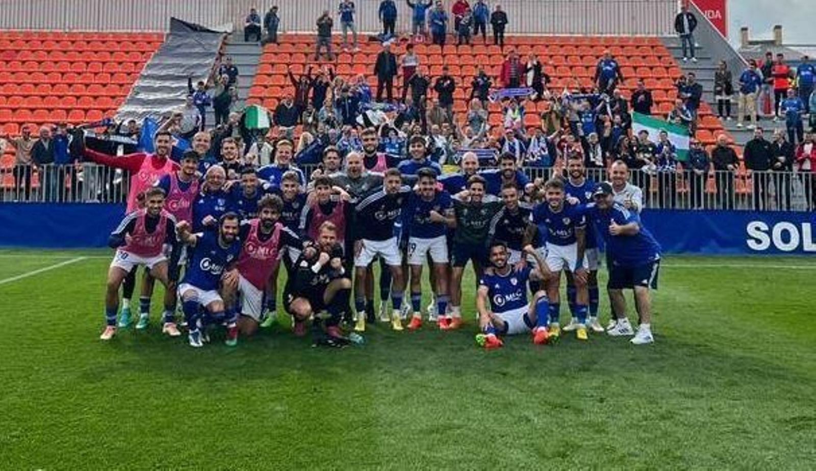 La plantilla del Linares celebra su triunfo en Madadahonda