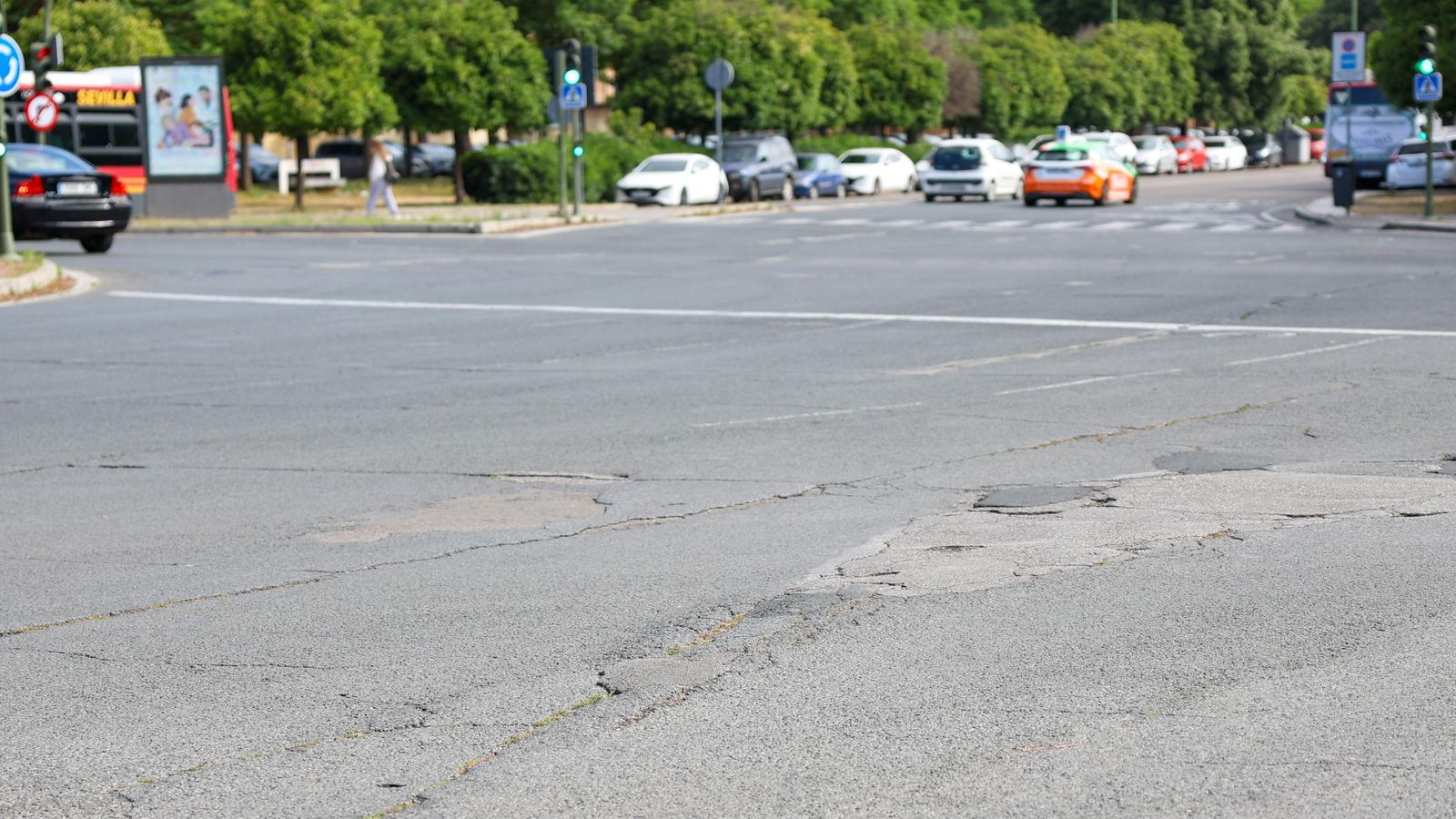 Baches en el tramo que se va a reparar entre las avenidas de la Paz e Hytasa