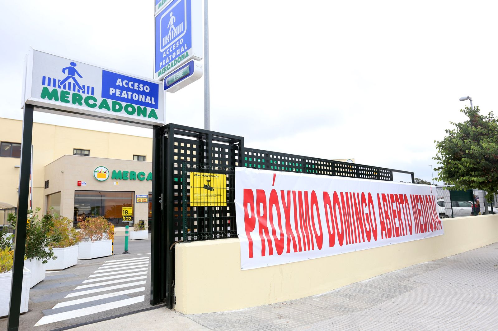 Entrada al Mercadona situado en las inmediaciones de Los Gallos.