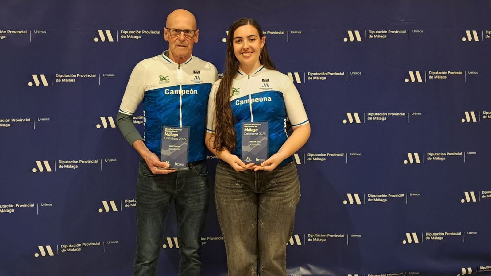Rafa Jiménez y Naiara Garnica, con sus maillots de campeones y sus trofeos