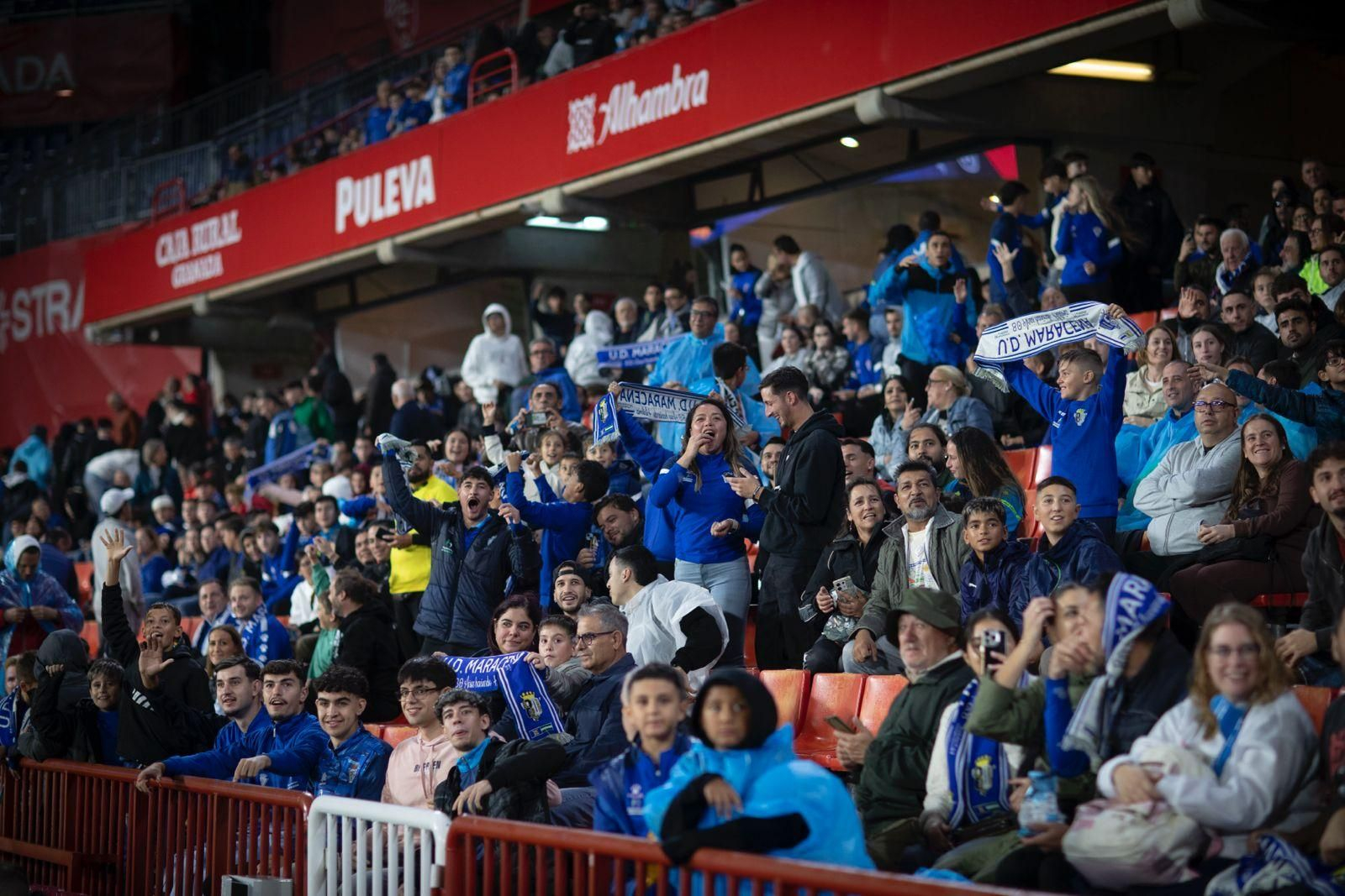 Aficionados animando a la UD Maracena en Los Cármenes