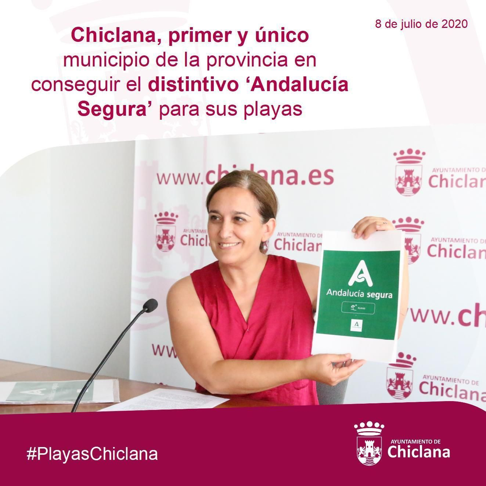 La edil de Turismo, Ana González, con el reconocimiento otorgado por el  Gobierno andaluz.