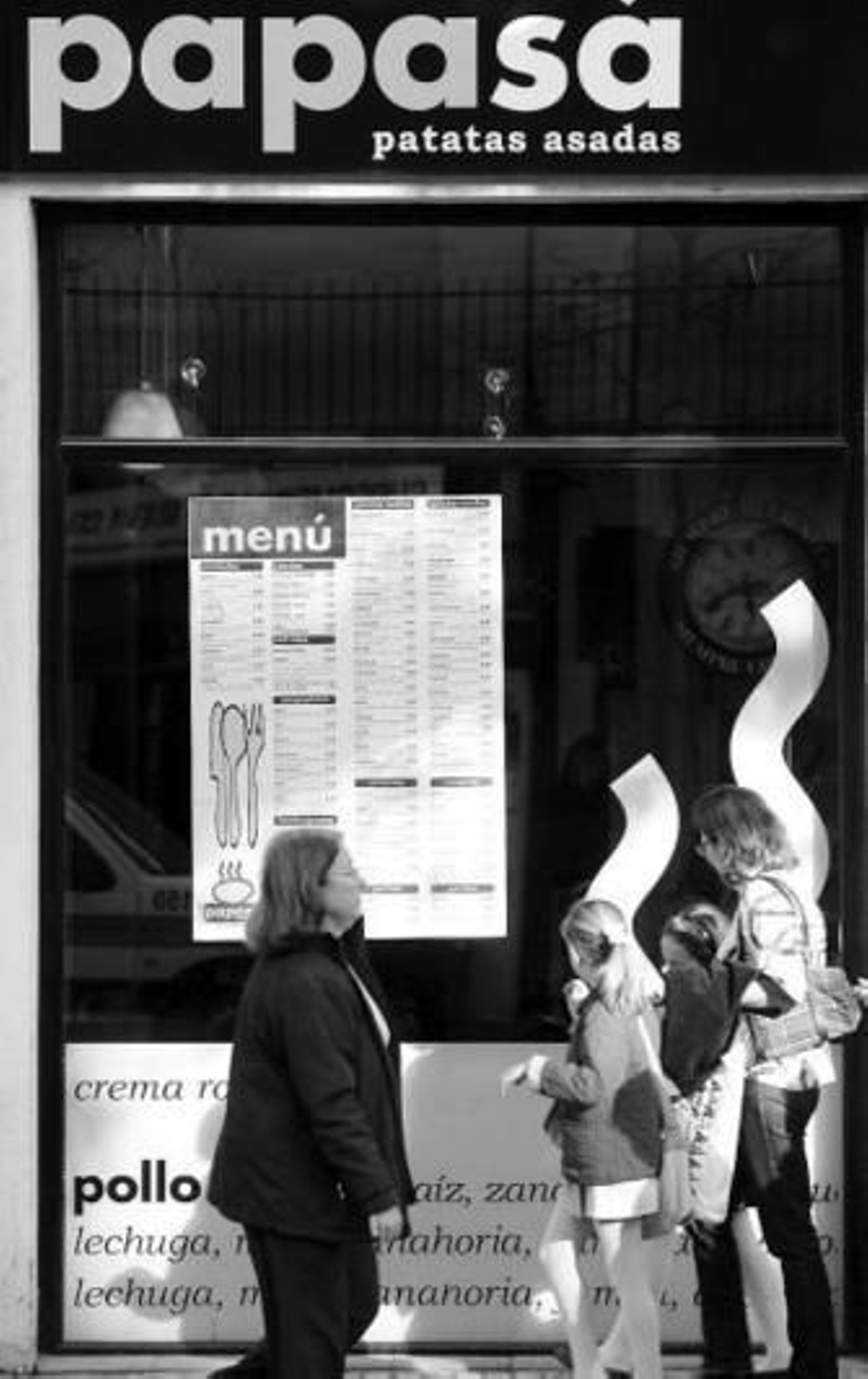 La puerta del establecimiento que sufrió el robo, ayer por la tarde.